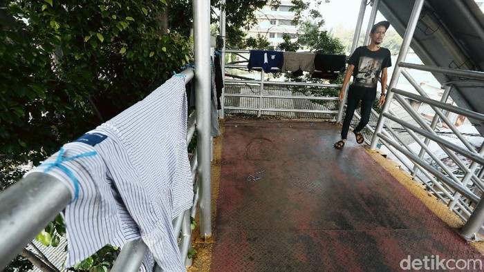 Duh! Warga Jemur Pakaian di JPO Basuki Rachmat Jembatan Penyeberangan orang (JPO), di Jalan Basuki Rachmat, Jakarta, dimanfaatkan oleh warga Pasar Gembrong untuk menjemur pakaian. Begini potretnya.