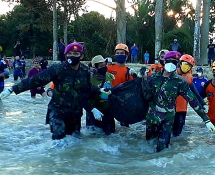 Evakuasi jenazah korban banjir Luwu Utara. (Dok Istimewa)