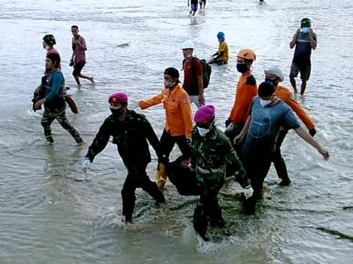 Evakuasi jenazah korban banjir Luwu Utara. (Dok Istimewa)