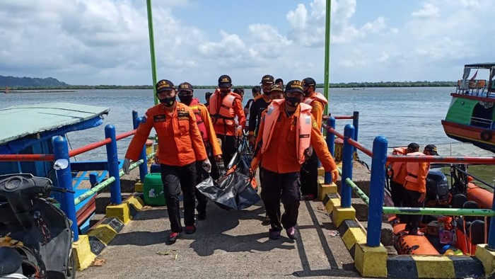 Evakuasi jenazah Kuswandi, korban perahu nelayan terbalik, 20/7/2020