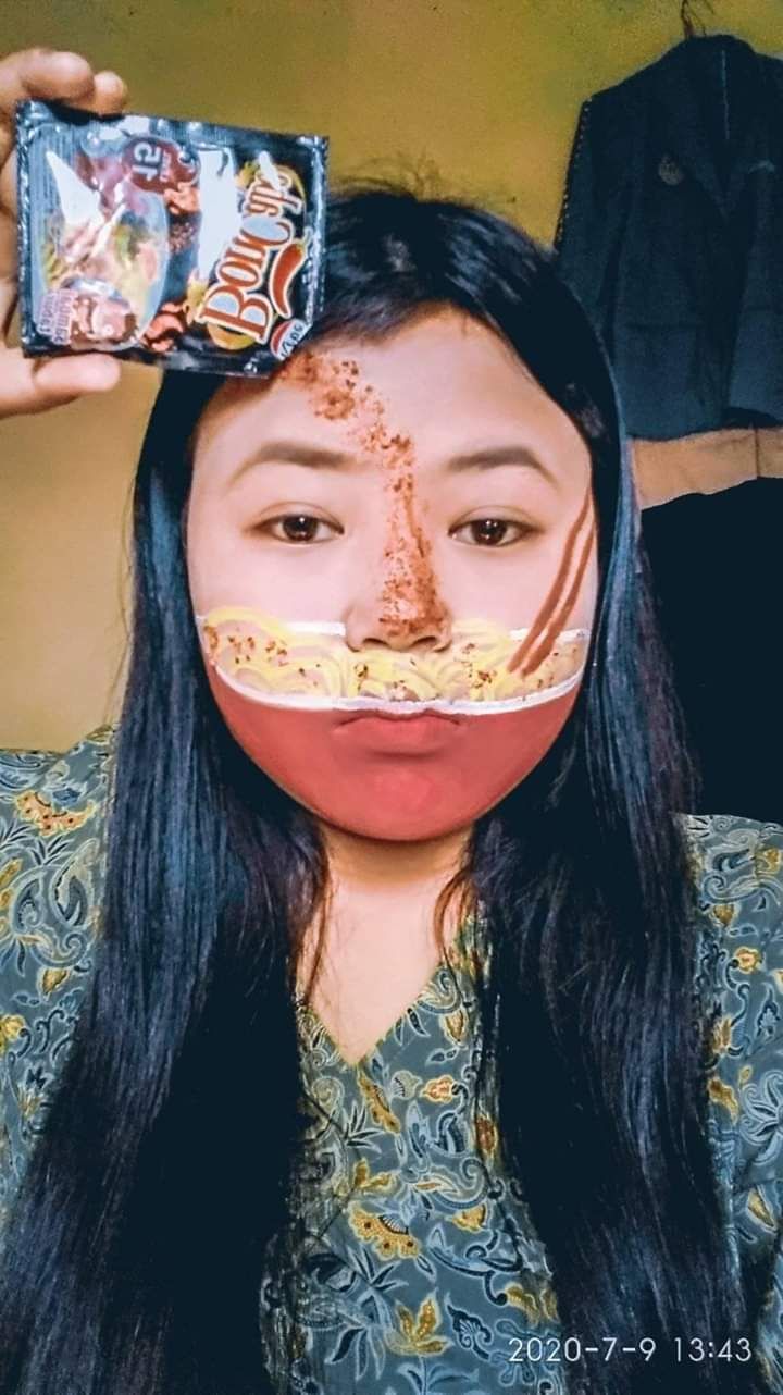 Wanita Ini Bikin Face Painting Semangkuk Mie Instan Pedas