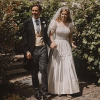 Untuk momen istimewa tersebut, Putri Beatrice mengenakan gaun putih gading dengan potongan leher square. Gaun tersebut ternyata merupakan lungsuran dari sang nenek. Ratu Elizabeth II pernah mengenakan gaun rancangan Norman Hartnell itu saat menghadiri premier film Lawrence of Arabia pada 1962. (Foto: Benjamin Wheeler/Royal Communications of Princess Beatrice and Edoardo Mapelli Mozzi via AP)