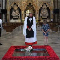 Tradisi meletakkan bunga pengantin kerajaan bermula dari pernikahan The Queen Mother, ibu Ratu Elizabeth II, dan Raja George VI pada 1923. Kala itu, Queen Mother melakukannya sebagai bentuk penghormatan bagi adiknya, Fergus, yang meninggal saat bertugas di Perang Dunia I.  (Foto: Yui Mok - WPA Pool/Getty Images)