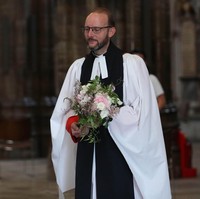 Mengikuti tradisi, buket pengantin Kerajaan Inggris akan diletakkan di batu nisan kuburan para pahlawan tak bernama di Westminster Abbey, London. Pada foto tertanggal 17 Juli 2020 ini, tampak Reverend Paul Wright berjalan membawa buket bunga Putri Beatrice yang terbuat dari bunga mawar putih dan pink di dalam Westminster Abbey. (Foto: Yui Mok - WPA Pool/Getty Images)