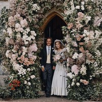 Jumat (17/7/2020) menjadi hari yang membahagiakan bagi Putri Beatrice dan Edoardo Mapelli Mozzi. Di hari itu, mereka resmi menjadi sepasang suami-istri dalam sebuah seremoni sakral yang hanya dihadiri keluarga inti di sebuah kapel kecil di area Windsor Castle, Berkshire, Inggris. Kabar tentang pernikahan ini baru tersiar sehari setelahnya setelah Kerajaan Inggris mengeluarkan pernyataan resmi. (Foto: Benjamin Wheeler/Royal Communications of Princess Beatrice and Edoardo Mapelli Mozzi via AP)