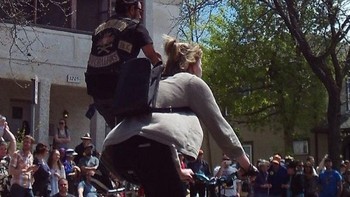 Terlihat seorang pria mungil mengendarai seorang wanita di atas sepeda Foto: Brightside