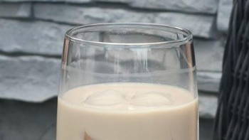 Es batu dalam kopi ini terlihat seperti wajah tersenyum. (Foto: Brightside)