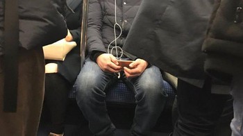 Kabel earphonenya seperti nada balok musik. (Foto: Brightside)