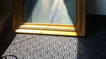 Keren, seolah lukisan ini mengeluarkan cahaya. (Foto: Brightside)