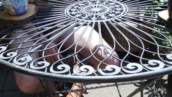 Bayangan meja yang tampak seperti stoking. (Foto: Brightside)