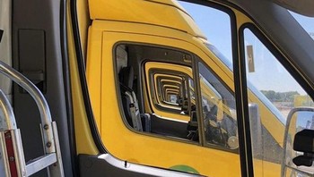 Deretan bus dari samping yang tampak simetris. (Foto: Brightside)