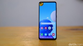 Memiliki panel layar berukuran 6,5 inci dengan tampilan Infinity-O Display dengan aspek rasio yang besar, siap memenuhi kegiatan entertainment seperti streaming film favorit sampai bermain game dengan kualitas gambar HD+. Foto: Galih Prasetyo/detikINET