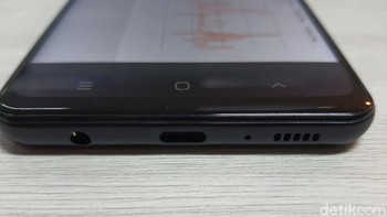 Memiliki port USB Type C, jack audio 3,5 mm dan speaker di bagian bawah. Foto: Galih Prasetyo/detikINET