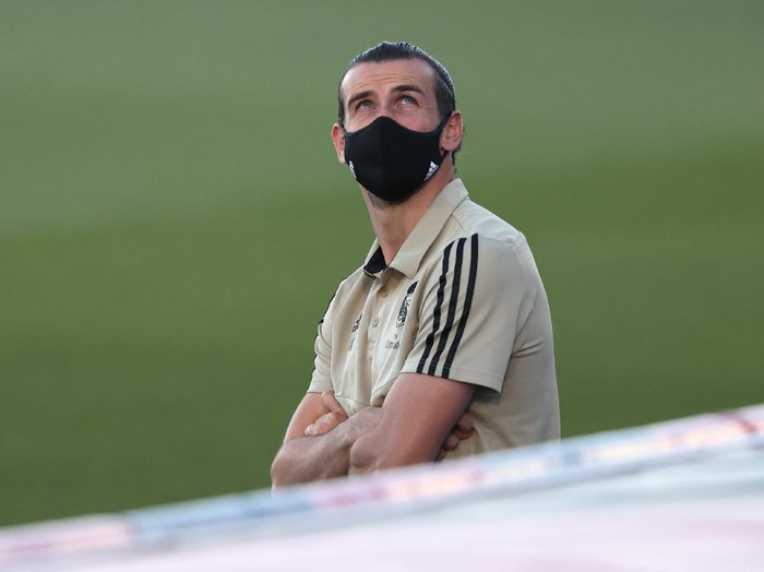 MADRID, SPAIN - JULY 02: Gareth Bale of Real Madrid wears a face mask prior to the Liga match between Real Madrid CF and Getafe CF at Estadio Alfredo Di Stefano on July 02, 2020 in Madrid, Spain. Football Stadiums around Europe remain empty due to the Coronavirus Pandemic as Government social distancing laws prohibit fans inside venues resulting in all fixtures being played behind closed doors. (Photo by Angel Martinez/Getty Images)