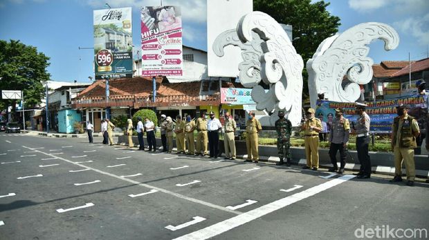 Garis marka jaga jarak di Kebumen untuk cegah COVID-19, Senin (20/7/2020).