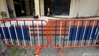 Terlihat akses masuk ke gedung tersebut ditutup dengan barikade. Penutupan gedung ini dilakukan selama satu pekan.