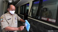 Sekretaris Daerah Pemkot Solo, Ahyani, mengatakan ada dua orang ASN yang terkonfirmasi positif COVID-19. Salah satunya bertugas di Badan Kepegawaian Pendidikan dan Pelatihan Daerah (BKPPD). Sementara itu, satu ASN lainnya adalah salah satu camat di Solo. Dia mengikuti Diklatpim tingkat III sebagai peserta.