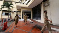 Sementara itu, Kepala BKPPD Solo, Nur Haryani, membenarkan satu pegawainya positif COVID-19. Namun kondisinya sehat dan tergolong tanpa gejala.
