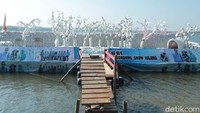 Di lokasi Waduk Gondang yang terletak di Kecamatan Sugio, ada wahana baru berupa salju yang berada di pinggir waduk. Meski bukan salju beneran, tapi Anda anda bisa menikmati nuansa salju ini lengkap dengan segala pernik dan aksesorisnya. (Eko Sudjarwo/detikcom)