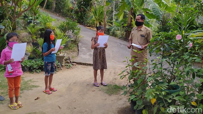Guru SD di Magelang, Hendricus Suroto mendatangi siswanya yang kesulitan sinyal untuk belajar online, Senin (20/7/2020).