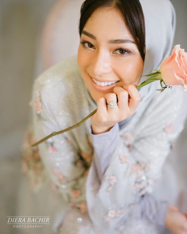 Di akun Instagramya, setiap postingan Nikita baik di feeds atau Instagram Story dipenuhi oleh komentar nagetif tentang gaya hijab yang memperlihatkan poninya tersebut. Sedangkan Nikita tampak nyaman dengan menggunakan gaya jipon tersebut.   Foto: Instagram @dierabachir.