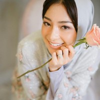 Di akun Instagramya, setiap postingan Nikita baik di feeds atau Instagram Story dipenuhi oleh komentar nagetif tentang gaya hijab yang memperlihatkan poninya tersebut. Sedangkan Nikita tampak nyaman dengan menggunakan gaya jipon tersebut.   Foto: Instagram @dierabachir.