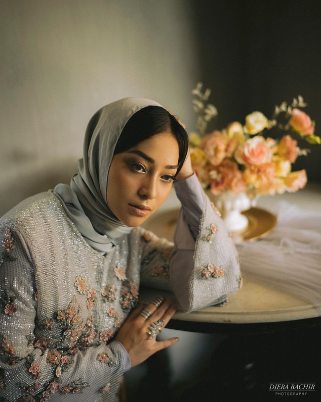 Tak sedikit orang yang mengkritik gaya hijab jipon Nikita Willy yang tak menutupi semua bagian rambutnya. Ada yang mengatakan sebaiknya hijabnya menutupi rambut dan ada yang mendoakannya bisa lebih istiqomah. Pake kerudungnya mending ditutup tuh rambutnya kak, kata akun @tiara_ava_kin. Semoga cepat istiqomah ya kak, berhijab nya ️️️ perlahan tapi pasti, dari pada yang tidak sama sekali, tulis akun @alphalovva. Foto: Instagram @dierabachir.