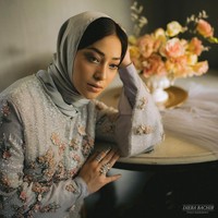 Tak sedikit orang yang mengkritik gaya hijab jipon Nikita Willy yang tak menutupi semua bagian rambutnya. Ada yang mengatakan sebaiknya hijabnya menutupi rambut dan ada yang mendoakannya bisa lebih istiqomah. Pake kerudungnya mending ditutup tuh rambutnya kak, kata akun @tiara_ava_kin. Semoga cepat istiqomah ya kak, berhijab nya ️️️ perlahan tapi pasti, dari pada yang tidak sama sekali, tulis akun @alphalovva. Foto: Instagram @dierabachir.