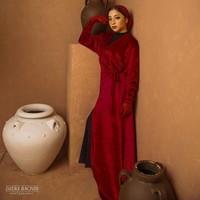 Bintang film dan sinetron Nikita Willy memakai gaya hijab Jipon yang memperlihatkan bagian depan rambutnya. Jipon adalah singkatan dari hijab poni, gaya yang populer di kalangan anak remaja. Foto: Instagram @dierabachir.