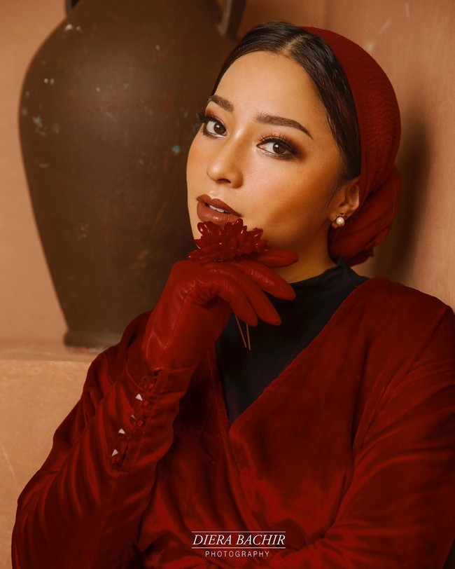 Nikita Willy sendiri sepertinya memilih menghiraukan komentar buruk netizen. Aktris 26 tahun itu tetap setia tampil dengan gaya Jipon. Seperti di foto ini, Nikita mengabadikan gaya Jiponnya bersama fotografer langganan selebriti, Diera Bachir. Foto: Instagram @dierabachir.