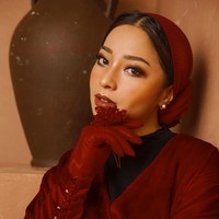 Nikita Willy sendiri sepertinya memilih menghiraukan komentar buruk netizen. Aktris 26 tahun itu tetap setia tampil dengan gaya Jipon. Seperti di foto ini, Nikita mengabadikan gaya Jiponnya bersama fotografer langganan selebriti, Diera Bachir. Foto: Instagram @dierabachir.