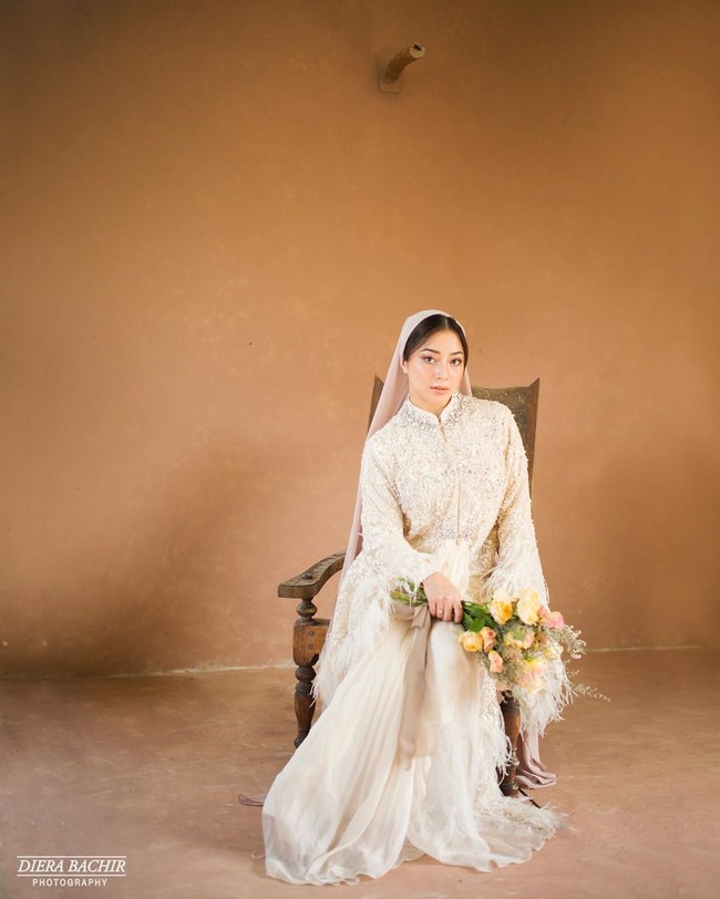 Melakukan pemotretan bersama Diera Bachir setelah dilamar bos Blue Bird  Indra Priawan Djokosoetono, Nikita Willy tampil elegan dan cantik dengan memakai dress dari Maison Baaz Couture. Dan gaya hijab Jipon tetap jadi andalannya. Foto: Instagram @nikitawillyofficial94.