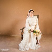 Melakukan pemotretan bersama Diera Bachir setelah dilamar bos Blue Bird  Indra Priawan Djokosoetono, Nikita Willy tampil elegan dan cantik dengan memakai dress dari Maison Baaz Couture. Dan gaya hijab Jipon tetap jadi andalannya. Foto: Instagram @nikitawillyofficial94.
