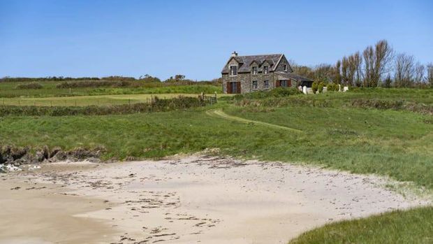 Horse Island, di lepas pantai Cork Barat, Irlandia, dijual dengan harga $ 6,3 juta. (Montague Real Estate via CNBC.com)