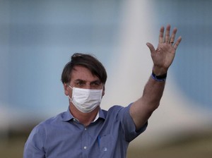 Masa Isolasi, Presiden Brasil Malah Bertemu Pendukungnya