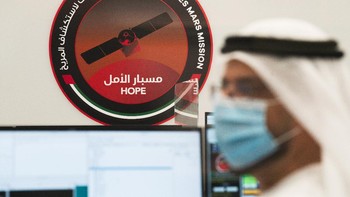 Persiapan di Mohammed bin Rashid Space Center di Dubai menjelang peluncuran. Foto: AP/Jon Gambrell