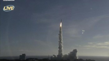 Sejauh ini peluncuran tersebut berjalan mulus. Sempat ada kekhawatiran salah satu panel surya milik Hope tidak berhasil terbuka setelah melepaskan diri dari roket, tapi UEA memastikan kedua panel berhasil dibuka. Foto: MHI via AP