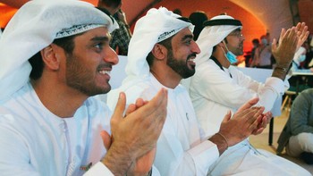 Sekelompok orang Emirat yang menyaksikan peluncuran di Mohammed bin Rashid SPace Center bertepuk tangan setelah roket berhasil mengangkasa. Foto: AP/Jon Gambrell