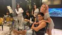 Namun kini hubungan mereka jadi perhatian publik, setelah pernikahannya itu ditunda. Dok. Instagram/inijedar
