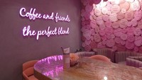 Elan Cafe juga tak kalah instagrammable. Mulai dari dekorasi, dinding, kursi, meja hingga lampu-lampu juga didominasi warna pink. Dinding dengan dekorasi bentuk hati sering jadi spot foto pengunjung. Foto: Londonist