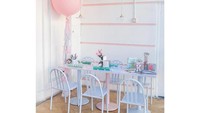 Warna pink pastel juga menghiasi Cafe Miami di kawasan Hackney. Gaya bangunannya bergaya retro dengan furniture yang didominasi warna pink muda dan biru muda. Foto: Londonist