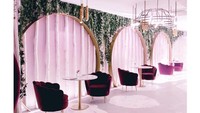 Bak istana raja dan ratu, Feya Kafe memiliki kesan yang mewah. Mejanya berbahan marmer dan tampak cocok dengan dominasi warna pink pada kursi-kursi di kafe. Foto: Londonist