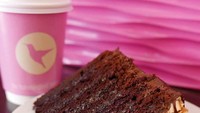 Hummingbird Bakery menawarkan potongan kue dengan berbagai varian rasa. Selain rasa kuenya, kafe ini sering jadi buruan foodies karena memiliki desain yang menggemaskan dengan dominasi warna pink. Foto: Londonist