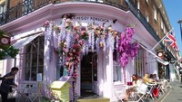 Kafe berwarna pink pastel ini dikenal bernama Peggy Porschen. Di bagian pintu didekor dengan bunga-bunga berwarna cantik dan jadi spot incaran untuk berfoto. Foto: Londonist