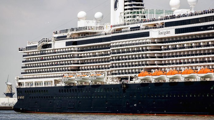 This picture taken on May 19, 2016, shows the MS Koningsdam Holland America Line arriving in the port of Rotterdam. - The ship, weighing some 99,500 tonnes, measuring some 297 meters in length, and able to accommodate some 2,650 passengers will be launched on May 20 by Dutch Queen Maxima. (Photo by Koen van Weel / ANP / AFP) / Netherlands OUT