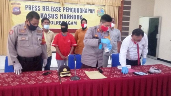 Kapolres Agam AKBP Dwi Nur Setiawan sedang melihatkan barang bukti di Aula Wibisono Polres Agam, Senin (20/7). (ANTARA/Yusrizal)