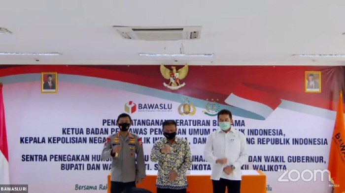 Kapolri, Ketua Bawaslu dan Jaksa Agung teken peraturan bersama (Foto: Tiara Aliya/detikcom)
