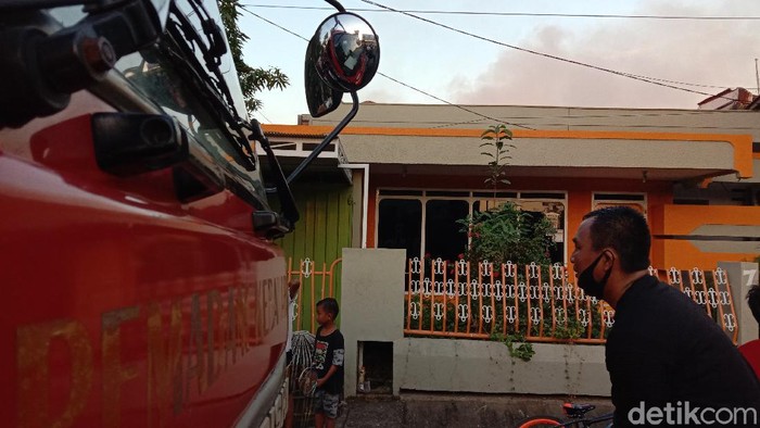 Kebakaran terjadi di permukiman warga di Jalan K.S Tubun, Kota Makassar, Sulsel (Reinhard Soplantila/detikcom)