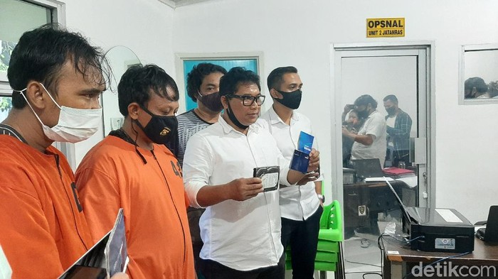 Kedua pelaku pembobol rekening bank saat diamankan Subdit Jatanras.