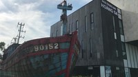 Kapal penangkap ikan 90152 terletak di luar Museum Kepulauan Paracel di Da Nang, Vietnam. Kapal itu tenggelam dalam pertempuran dengan China pada tahun 2014, kini diletakkan di luar museum sebagai bukti tuduhan tindakan represif China.